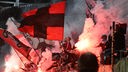 Fans von Bayer Leverkusen brennen im Pokalspiel gegen Fortuna Düsseldorf Pyrotechnik ab.