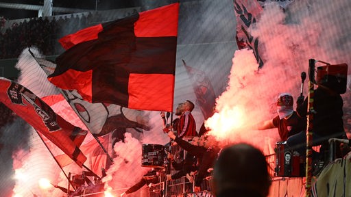 Fans von Bayer Leverkusen brennen im Pokalspiel gegen Fortuna Düsseldorf Pyrotechnik ab.