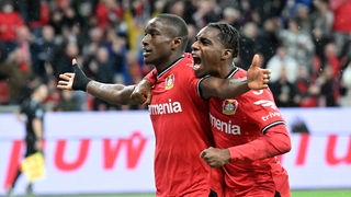 Moussa Diaby (l) von Bayer Leverkusen jubelt nach seinem Tor zum 2:0