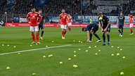 Beim Spiel zwischen dem VfL Bochum und Union Berlin protestieren Fans mit Tennisbällen gegen einen Investoreneinstieg bei der DFL.