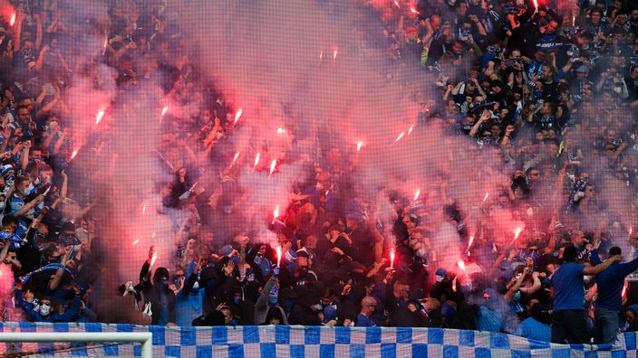Fans des VfL Bochum verbrennen Pyrotechnik beim Spiel in Dortmund.