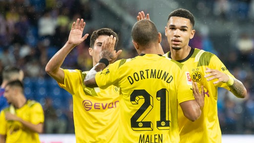 Borussia Dortmunds Stürmer Donyell Malen (M.) wird für seinen Treffer in Malaysia bejubelt