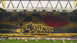 Die Fans von Borussia Dortmund zeigen eine Choreographie mit dem Motto "Für immer Westfalenstadion".