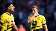 Borussia Dortmunds defensive Mittelfeldspieler Emre Can (l.) und Marcel Sabitzer zeigen sich nachdenklich