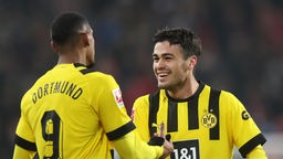Borussia Dortmunds Matchwinner Giovanni Reyna (r.) wird von Sébastien Haller beglückwünscht 