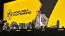 BVB-Geschäftsführer Hans-Joachim Watzke alleine auf der Bühne während der BVB-Mitgliederversammlung 2024