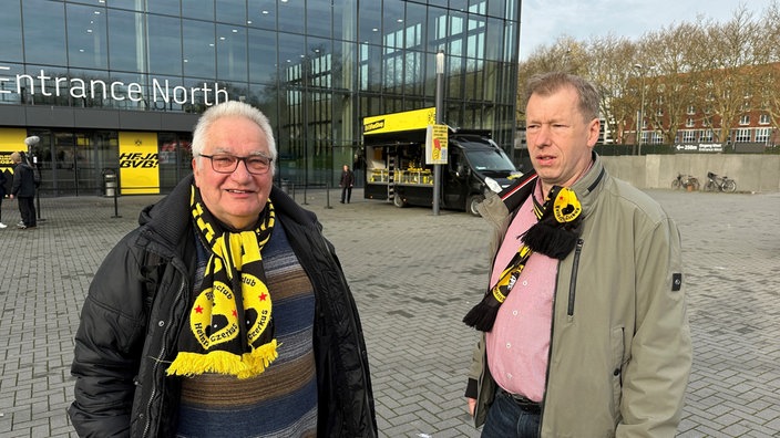 Wilfried Harthan und Frank Kutzera vom BVB-Fan-Club Hewinrich Czerkus vor den Westfalenhallen