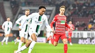 Borussia Mönchengladbachs Nathan Ngoumou (vorne) treibt den Ball voran
