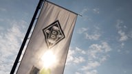Das Logo von Fußball-Bundesligist Borussia Mönchengladbach prangt auf einer Fahne
