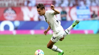 Borussia Mönchengladbachs Mittelfeldspieler Florian Neuhaus führt den Ball