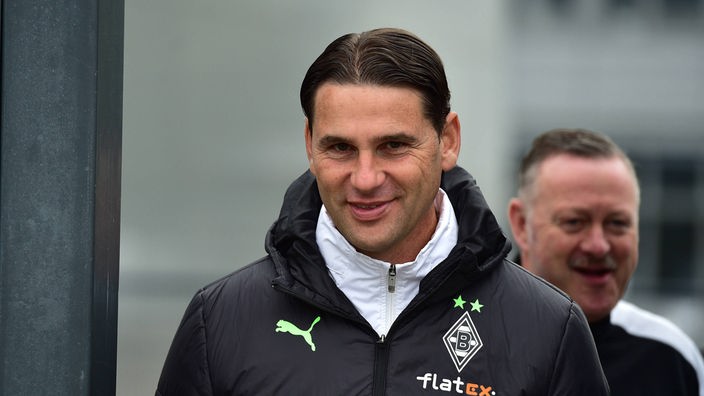Borussia Mönchengladbachs Trainer Gerardo Seoane (vorne) und Sport-Geschäftsführer Roland Virkus