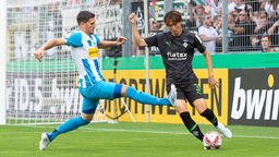 Kou Itakura (r.) beim Pokalsieg von Borussia Mönchengladbach zum Saisonauftakt.