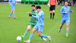 Mönchengladbachs Tim Kleindienst (l.) im Duell mit Sami Ouaissa