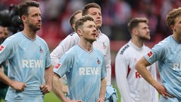 Spieler des 1. FC Köln stehen nach dem Unentschieden gegen Mainz enttäuscht auf dem Platz