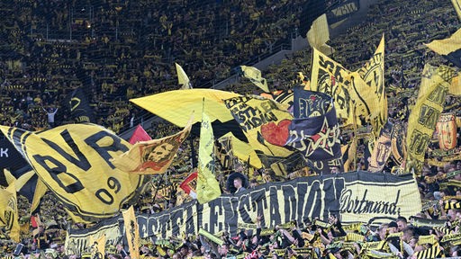 Dortmund-Fans machen Stimmung vor dem Spiel