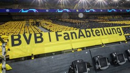 Ein Banner der BVB-Fanabteilung im Stadion von Borussia Dortmund.