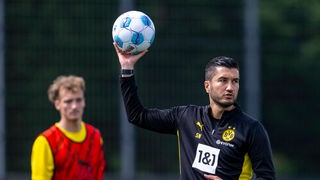 Borussia Dortmunds neuer Trainer Nuri Sahin beim Trainingsauftakt
