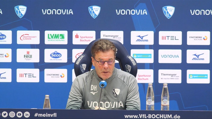 Bochum-Trainer Dieter Hecking auf der Pressekonferenz vor dem Spiel gegen Augsburg