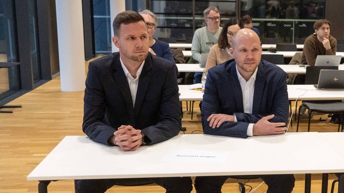 Patrick Drewes (links), Torhüter des VfL Bochum, und Mannschaftsarzt Dr. Mark Sandfort während der Verhandlung vor dem DFB-Sportgericht.