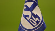 Das Logo des Fußball-Bundesligisten FC Schalke 04 prangt auf einer Eckfahne