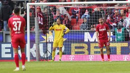 Torhüter Marvin Schwäbe (Mitte) vom 1. FC Köln sowie Teamkollege Max Finkgräfe reagieren enttäuscht auf das Spiel gegen Darmstadt