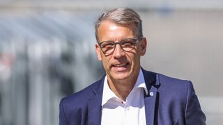 Schalke-Sportvorstand Peter Knäbel schreitet über das Gelsenkirchener Vereinsgelände