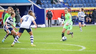 Svenja Huth vom VfL Wolfsburg dribbelt mit dem Ball