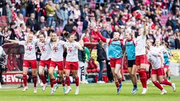 So war es nach dem Sieg gegen Bremen im Highlightspiel 2024: Die Spielerinnen des 1. FC Köln jebelten vor 30.123 Zuschauern.