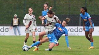 Sandra Starke von RB Leipzig im Zweikampf mit Loreen Bender von Bayer Leverkusen