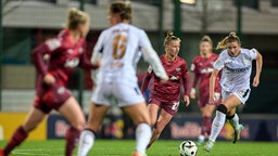 Marlene Müller von RB Leipzig im Duell mit Karolina Lea Vilhjalmsdottir von Bayer Leverkusen