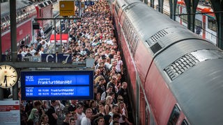 Hunderte Fans von Eintracht Frankfurt steigen im Hauptbahnhof nach dem Fußball-Bundesligaspiel SV Darmstadt 98 gegen Eintracht Frankfurt in einen Zug zurück nach Frankfurt.