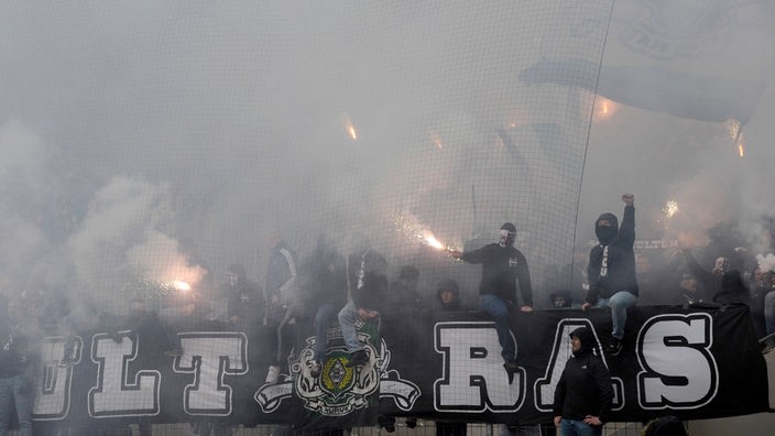 Fans von Borussia Mönchengladbach brennen Pyrotechnik ab.