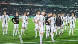 Die Spieler von Borussia Mönchengladbach stellen sich den Fans