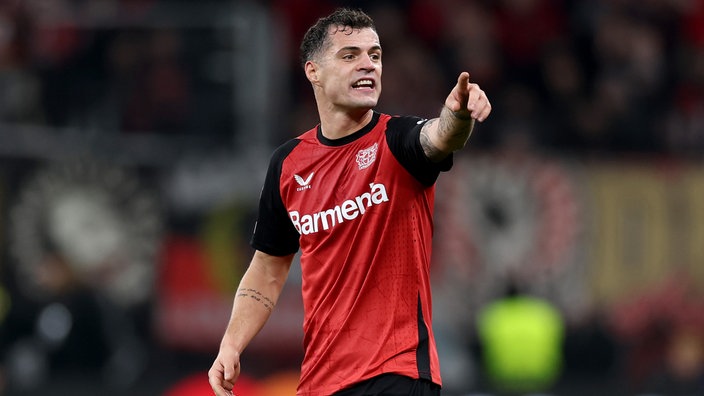 Granit Xhaka gibt Anweisungen an seine Mitspieler