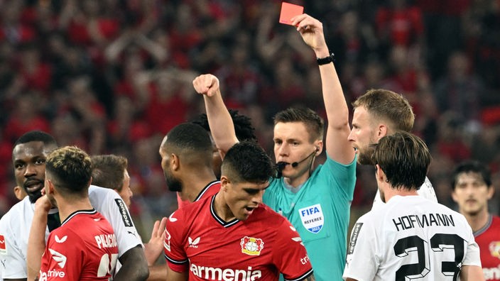 Leverkusens Piero Hincapie (M) bekommt die rote Karte 