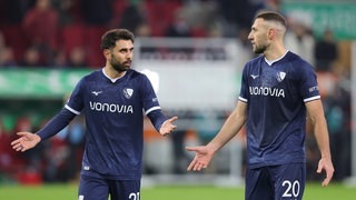 Ivan Ordets (rechts) und Gerrit Holtmann vom VfL Bochum diskutieren nach der Niederlage in Augsburg.