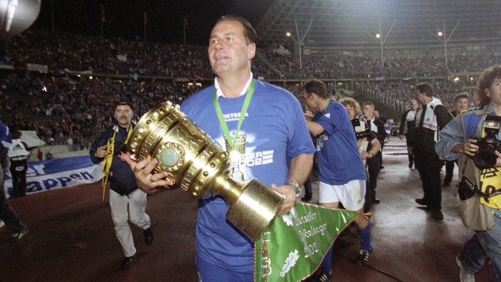 Schalke-Trainer Huub Stevens nach dem DFB-Pokalsieg 2002