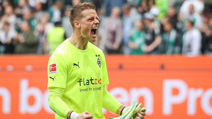 Fußball-Torwart Jonas Omlin jubelt im Trikot von Bundesligist Borussia Mönchengladbach