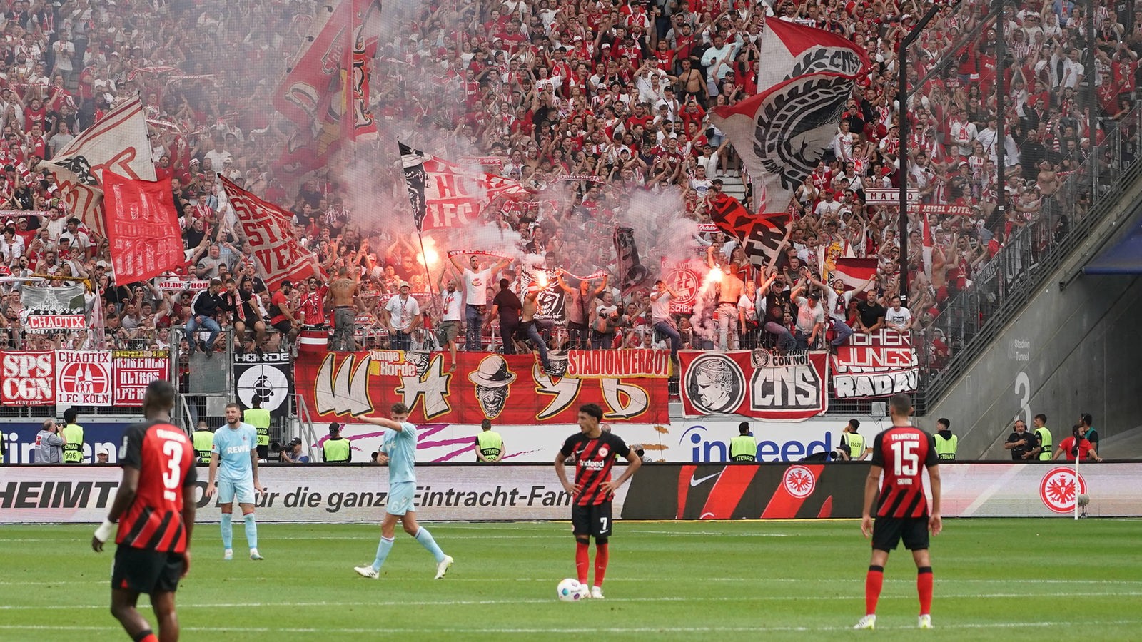 Bundesliga Kölner Fanhilfe kritisiert Pfefferspray-Einsatz durch Polizei Frankfurt - Fußball - Sport