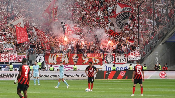 Fans des 1. FC Köln zünden Pyrotechnik während des Spiels bei Eintracht Frankfurt.
