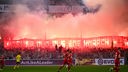Kölner Fans zünden Pyrotechnik im Stadion von Borussia Dortmund