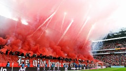 Kölner Fans beim Abbrennen von Pyrotechnik im Spiel gegen Mönchengladbach