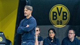 Niko Kovac läuft vor der Bank von Borussia Dortmund her