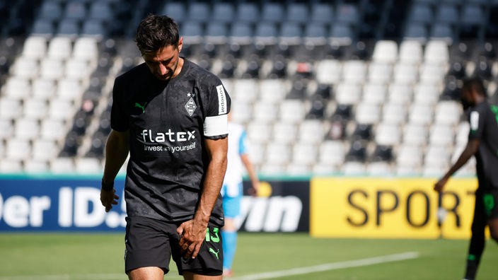 Lars Stindl von Borussia Mönchengladbach hält sich nach einer Verletzung das Bein