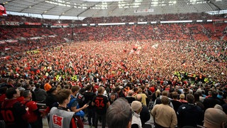 Nach dem Gewinn der ersten deutschen Meisterschaft haben die Fans von Bayer Leverkusen den Platz gestürmt.