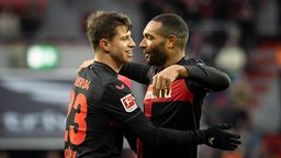 Adam Hlozek und Jonathan Tah (Bayer 04 Leverkusen) feiern das 1:0 gegen FC Venedig