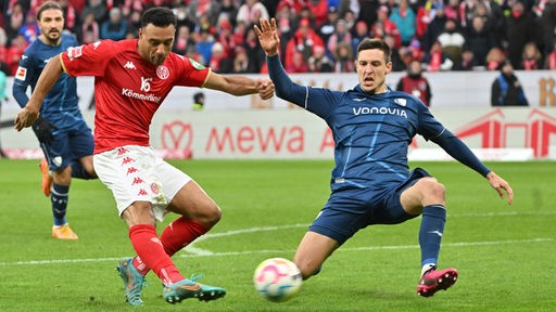  Der Mainzer Karim Onisiwo spielt gegen Bochums Danilo Soares (r). 