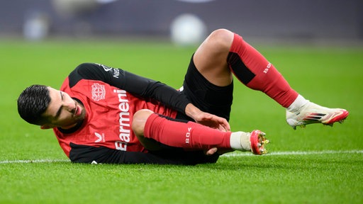 Martin Terrier von Bayer Leverkusen liegt verletzt auf dem Rasen