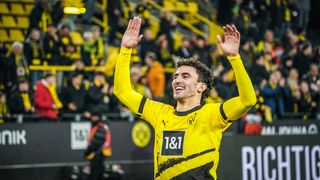 Mateu Morey von Borussia Dortmund lässt sich nach seinem Comeback von der Südtribüne feiern.