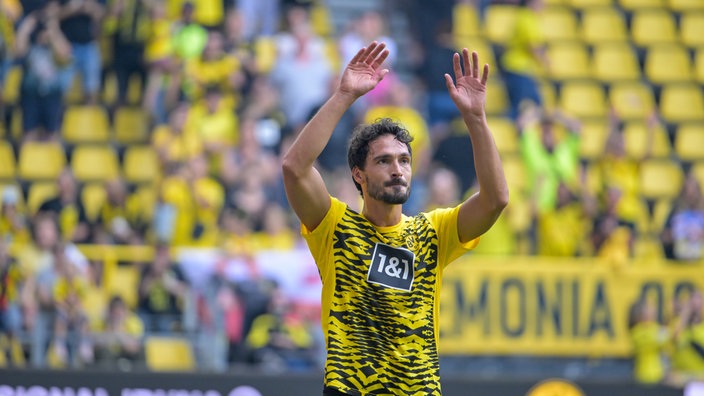 Mats Hummels winkt den Fans bei seinem Abschiedsspiel zu